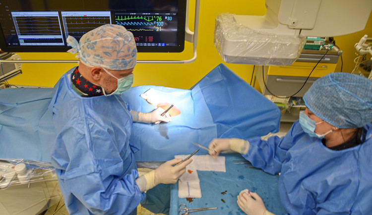 Olomoučtí kardiologové poprvé implantovali pacientovi biomonitor využívající AI. Hlídá srdce mladého řidiče