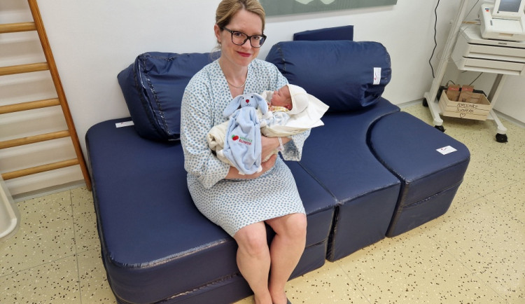 Šumperská nemocnice pořídila z Británie variabilní porodnický gauč. Už absolvoval premiéru