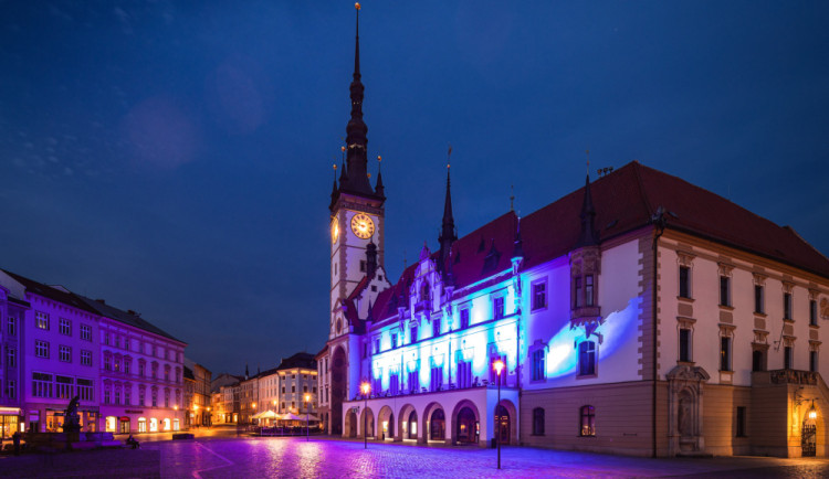 Modře nasvícená radnice i unikátní sběratelské bankovky. Olomouc se připojí k oslavám výročí EU