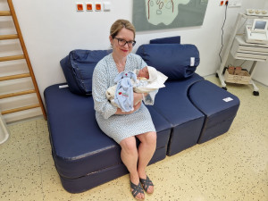 Šumperská nemocnice pořídila z Británie variabilní porodnický gauč. Už absolvoval premiéru