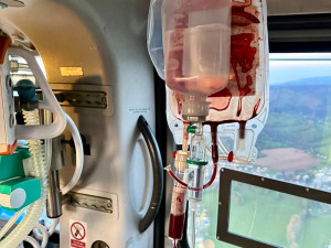 Záchranáři z Olomouce oživovali staršího muže na Jesenicku. Na palubě vrtulníku dostal jako první v kraji krevní transfuzi