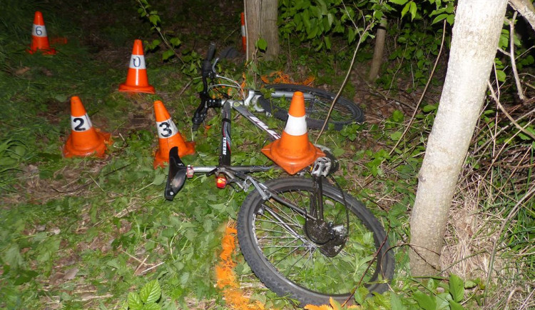 Tragický víkend. U Vidnavy a v Lipníku nad Bečvou zemřeli cyklisté, jeden vyletěl do lesa, druhý spadl na silnici