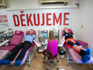 FOTOGALERIE: Uniformy zaplavily olomouckou transfuzku. Záchranáři všech složek společně darovali krev