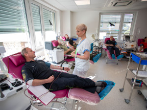 FOTOGALERIE: Uniformy zaplavily olomouckou transfuzku. Záchranáři všech složek společně darovali krev