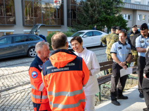 FOTOGALERIE: Uniformy zaplavily olomouckou transfuzku. Záchranáři všech složek společně darovali krev