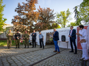 FOTOGALERIE: Uniformy zaplavily olomouckou transfuzku. Záchranáři všech složek společně darovali krev