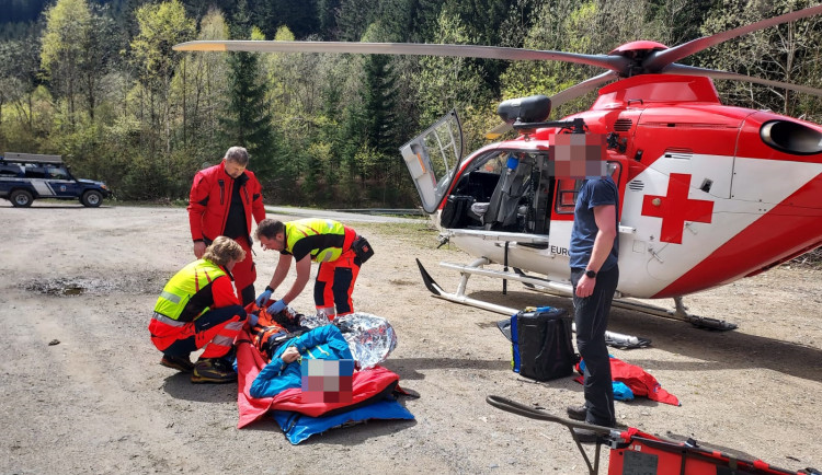 Muž si v Jeseníkách zranil nohu a silně krvácel. K vrtulníku ho záchranáři museli nést těžkým terénem