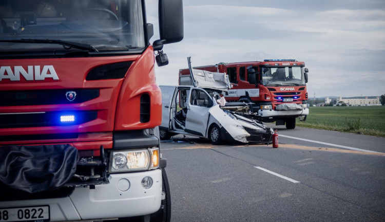 Nehoda kamionu uzavřela silnici u Brna. Řidič je vážně zraněný