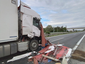 Nehoda náklaďáků zavřela D35 za Olomoucí. Na dálnici stojí dlouhá kolona aut