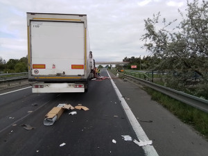 Nehoda náklaďáků zavřela D35 za Olomoucí. Na dálnici stojí dlouhá kolona aut