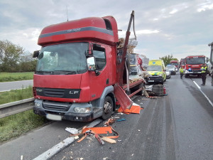Nehoda náklaďáků zavřela D35 za Olomoucí. Na dálnici stojí dlouhá kolona aut