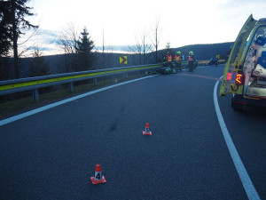 Letecký převoz do nemocnice a škoda v řádu statisíců: na Červenohorském sedle havaroval motorkář