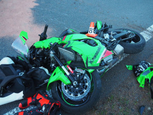 Letecký převoz do nemocnice a škoda v řádu statisíců: na Červenohorském sedle havaroval motorkář