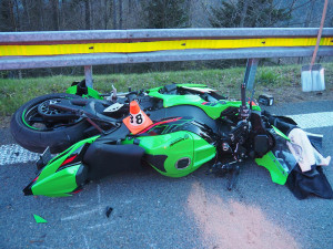 Letecký převoz do nemocnice a škoda v řádu statisíců: na Červenohorském sedle havaroval motorkář