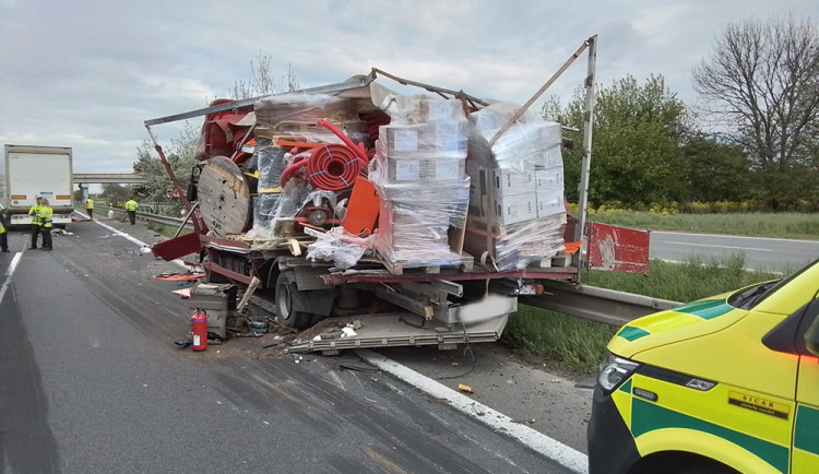 Nehoda náklaďáků zavřela D35 u Olomouce. Na dálnici stojí dlouhá kolona aut