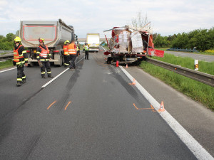 Nehoda a kolaps na zastaralém úseku D35 na Olomoucku: řidič nestačil ani dát trojúhelník za porouchané auto