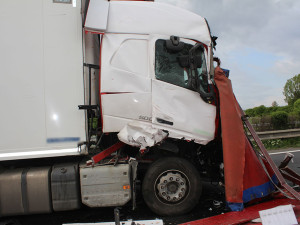 Odstavené vozidlo na úzkém úseku dálnice D35 zasahovalo do jízdního pruhu, naboural do něj kamion