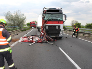 Odstavené vozidlo na úzkém úseku dálnice D35 zasahovalo do jízdního pruhu, naboural do něj kamion