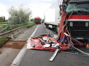 Odstavené vozidlo na úzkém úseku dálnice D35 zasahovalo do jízdního pruhu, naboural do něj kamion