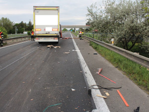 Odstavené vozidlo na úzkém úseku dálnice D35 zasahovalo do jízdního pruhu, naboural do něj kamion