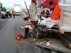 Odstavené vozidlo na úzkém úseku dálnice D35 zasahovalo do jízdního pruhu, naboural do něj kamion