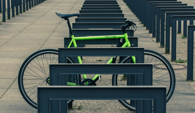 Kde v Olomouci zaparkovat kolo nebo koloběžku? Občané mohou vybrat vhodná místa