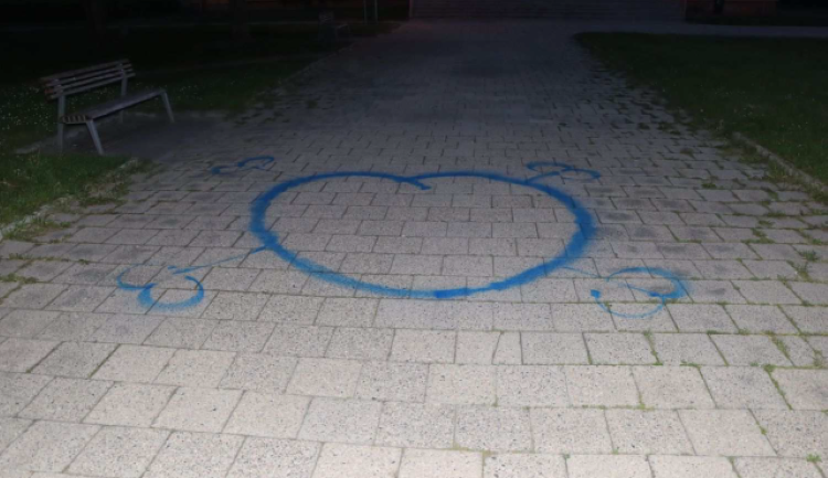 Na chodník v Prostějově muž nasprejoval obrovské modré srdce. Pro koho bylo určeno, neřekl