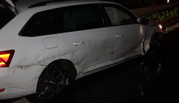 V lijáku havarovali řidiči na dálnici u Litovle. Škoda šla do statisíců