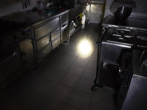 V prostorách školy v obci Kladky odčerpávali hasiči vodu po silné bouřce