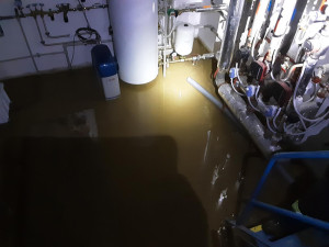 V prostorách školy v obci Kladky odčerpávali hasiči vodu po silné bouřce