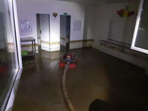 V prostorách školy v obci Kladky odčerpávali hasiči vodu po silné bouřce