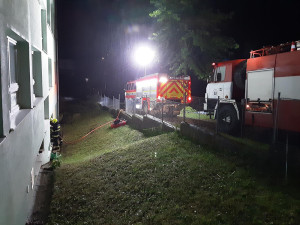 V prostorách školy v obci Kladky odčerpávali hasiči vodu po silné bouřce