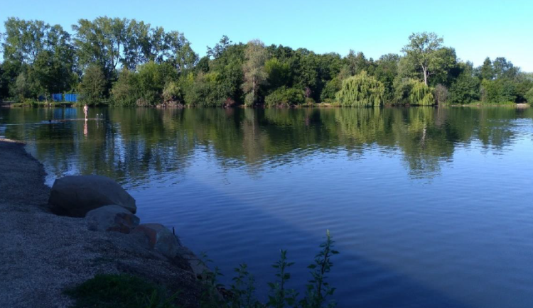Blíží se léto. Hygienici opět začnou kontrolovat kvalitu vody na Poděbradech a Plumlovské přehradě