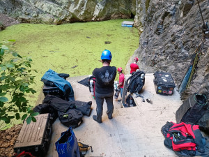 Asi hledal poklad. Jeskyňářům někdo z Hranické propasti vytáhl sto padesát metrů vodícího lana