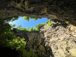 Asi hledal poklad. Jeskyňářům někdo z Hranické propasti vytáhl sto padesát metrů vodícího lana