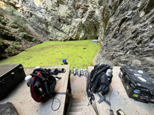 Asi hledal poklad. Jeskyňářům někdo z Hranické propasti vytáhl sto padesát metrů vodícího lana