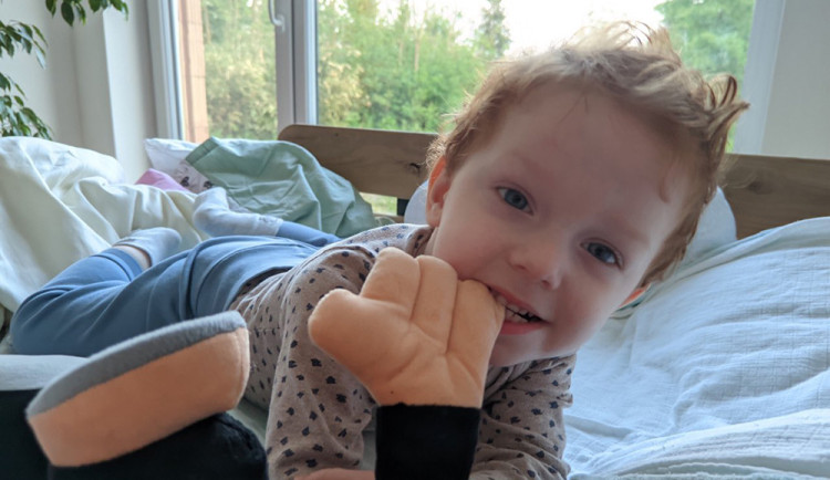 Malý Martínek po genové terapii dělá velké pokroky