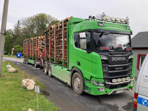Policisté chtěli zkontrolovat nákladní automobil převážející dřevo