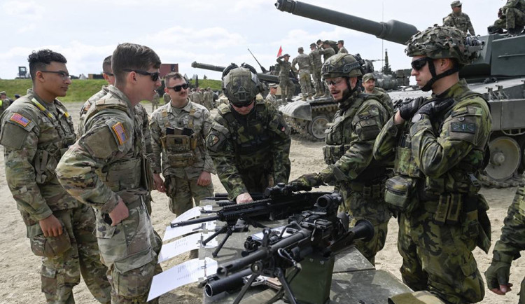 Společného cvičení se účastní 800 vojáků z USA a 350 příslušníků české armády