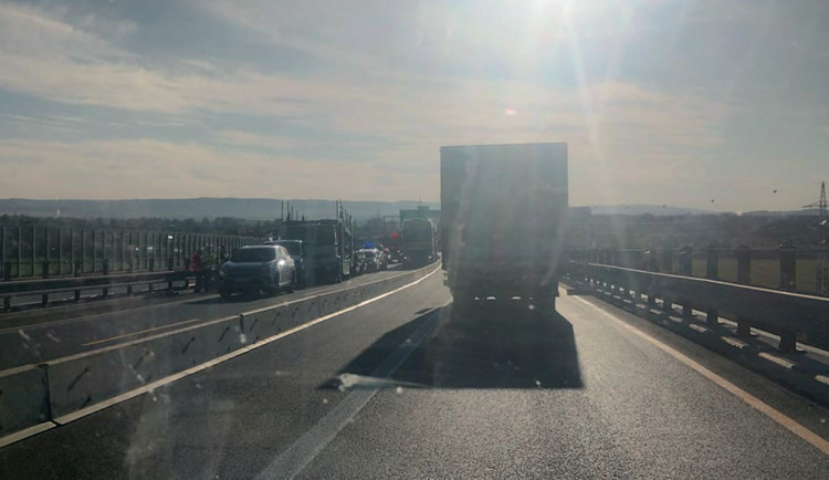 Hromadná nehoda zablokovala dálnici D35 u Olomouce. Srazilo se šest vozidel