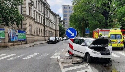 Řidič Fabie v Jihlavě na chvilku usnul a narazil do ostrůvku u přechodu. Tři lidé se zranili a skončili v nemocnici