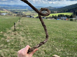 Původní železný hák určený pro upevnění maskovací sítě na bunkr