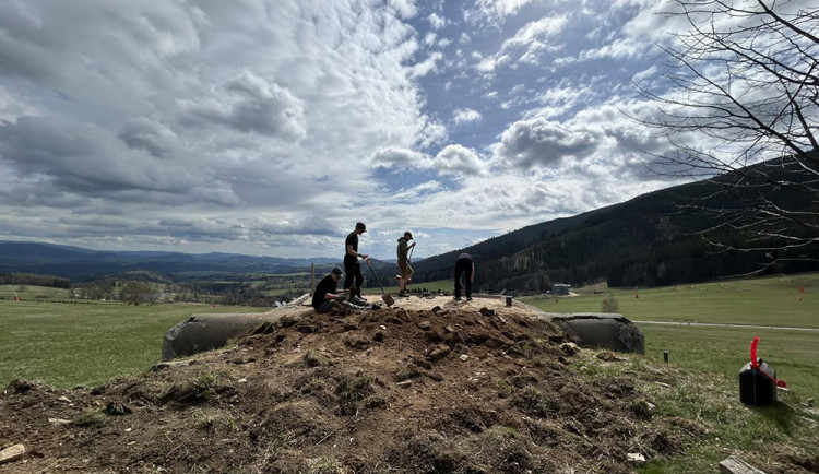 Mladí nadšenci z Přerova se věnují obnově bunkrů na severu Olomouckého kraje