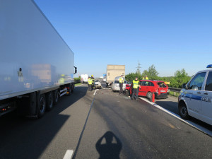 4 - Na D35 řešili policisté postupně tři hromadné dopravní nehody