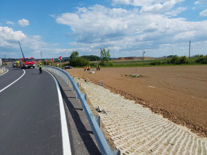 Přes tři promile, škoda přes dva miliony. Opilý řidič letěl s mercedesem u Bochoře přes střechu