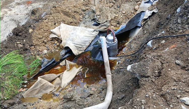 Hasiči zasahovali u úniku odpadní vody ze skládky