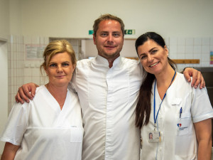 Šefkuchař Long Story Short Petr Heneš s šéfkuchařkou FN Olomouc Simonou Grigárkovou (vlevo) a vedoucí Oddělení léčebné výživy Marií Kohutovou.