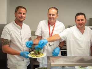 Šéfkuchař Petr Heneš s ředitelem FN Olomouc Romanem Havlíkem a Zdeňkem Večeřou (vpravo), vedoucím kuchařem provozu stravování FN Olomouc.