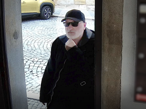 VIDEO: Policisté pátrají po neznámém muži. Mohl by pomoci s vyšetřováním krádeže v Olomouci