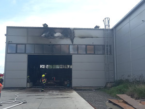 V Olomouci vypukl požár ve výrobní hale, škoda překročí milion